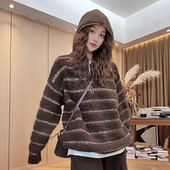 胖mm保暖巨好看 新款 上衣 美拉德咖色条纹加厚连帽毛衣女冬季 大码