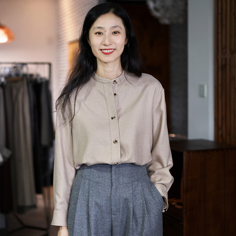 斐雪 精纺梭织山羊绒 高支丝滑轻软 温柔风浅卡其色无领开襟衬衫