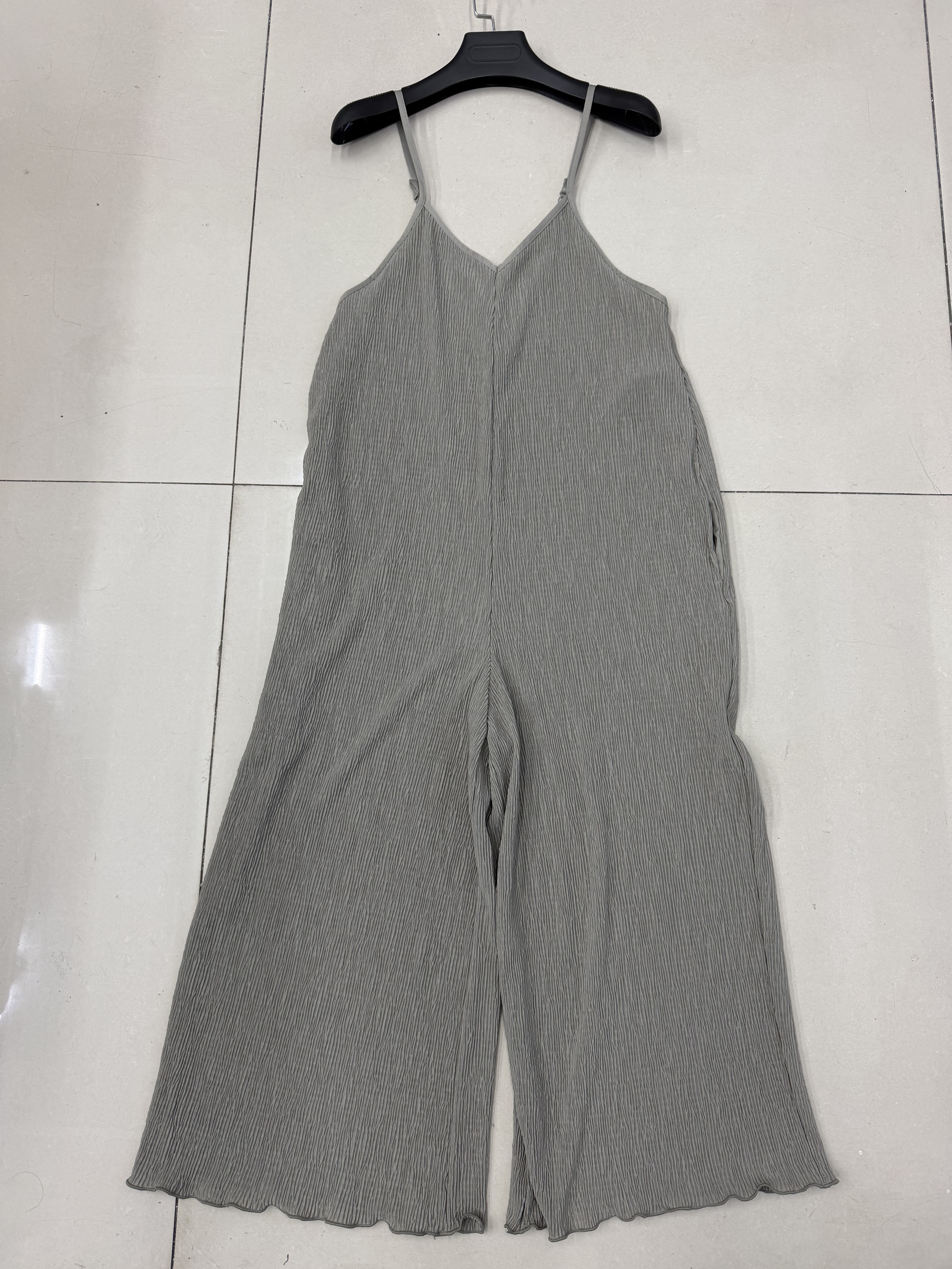 外单褶皱吊带连体裤休闲时尚通勤气质文艺宽松显瘦舒适纯色荷叶边