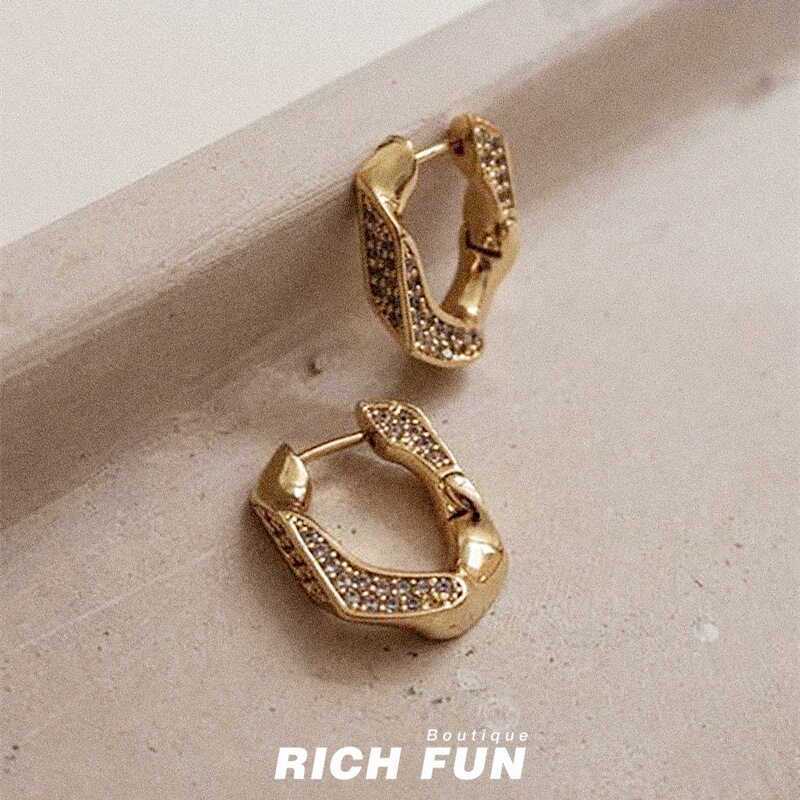 LUVAJ PAVE CUBAN LINK HOOPS 镀金古巴环满钻镶嵌不规则设计耳环