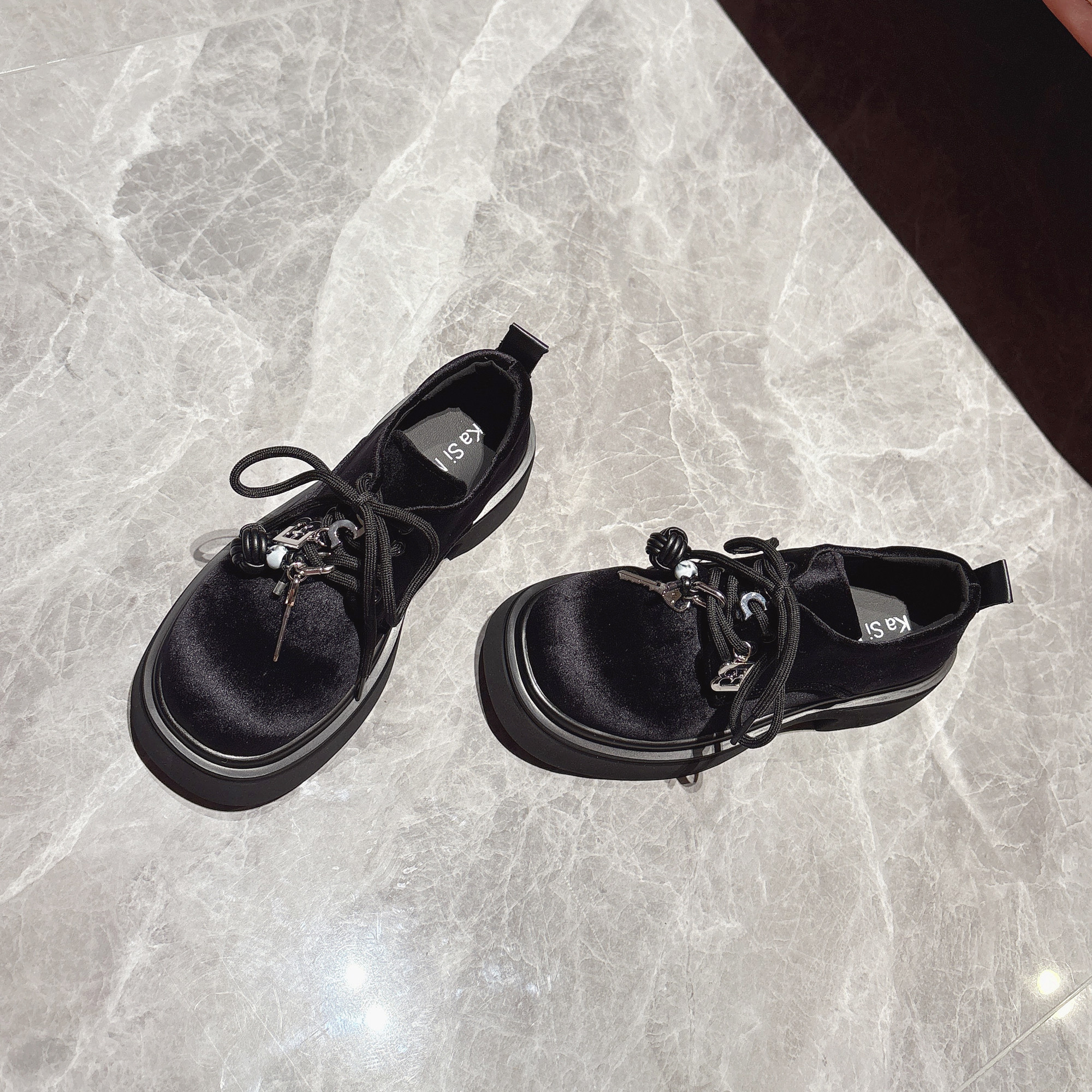 金丝绒~锁扣系带厚底深口单鞋女