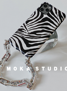 MOKASTUDIOS原创设计新款简约黑白斑马纹适用于苹果13promax粗链条手机壳12全包皮质软壳手腕保护套高级感