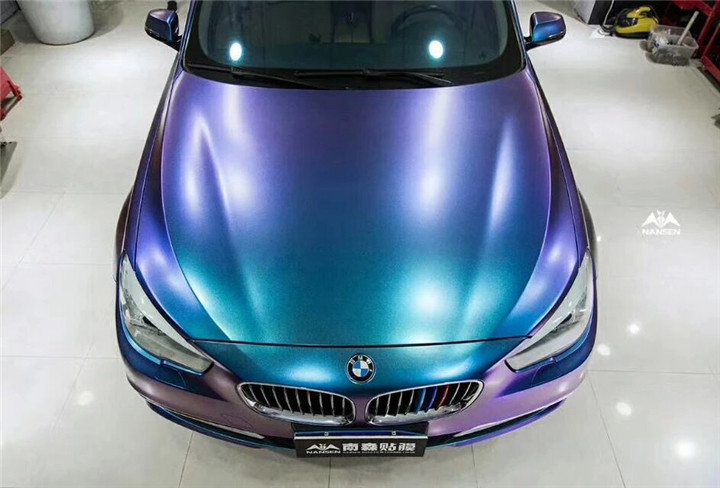 武汉汽车车身改色膜电光紫魅蓝宝马贴车案例湖北线下实体门店施工