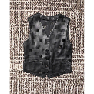 干练有型 裁剪利落 实穿百搭打孔显瘦无领羊皮马甲 TOWN TANG