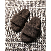 单穿灵活造型毛毛拖鞋 TANG 感与舒适度兼具 叠搭袜子 TOWN 时尚