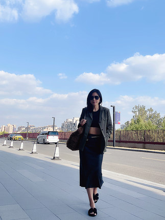 TANG TOWN 2024春新品黑色弹力羊皮鱼尾包臀半裙遮肉 TTHL24005