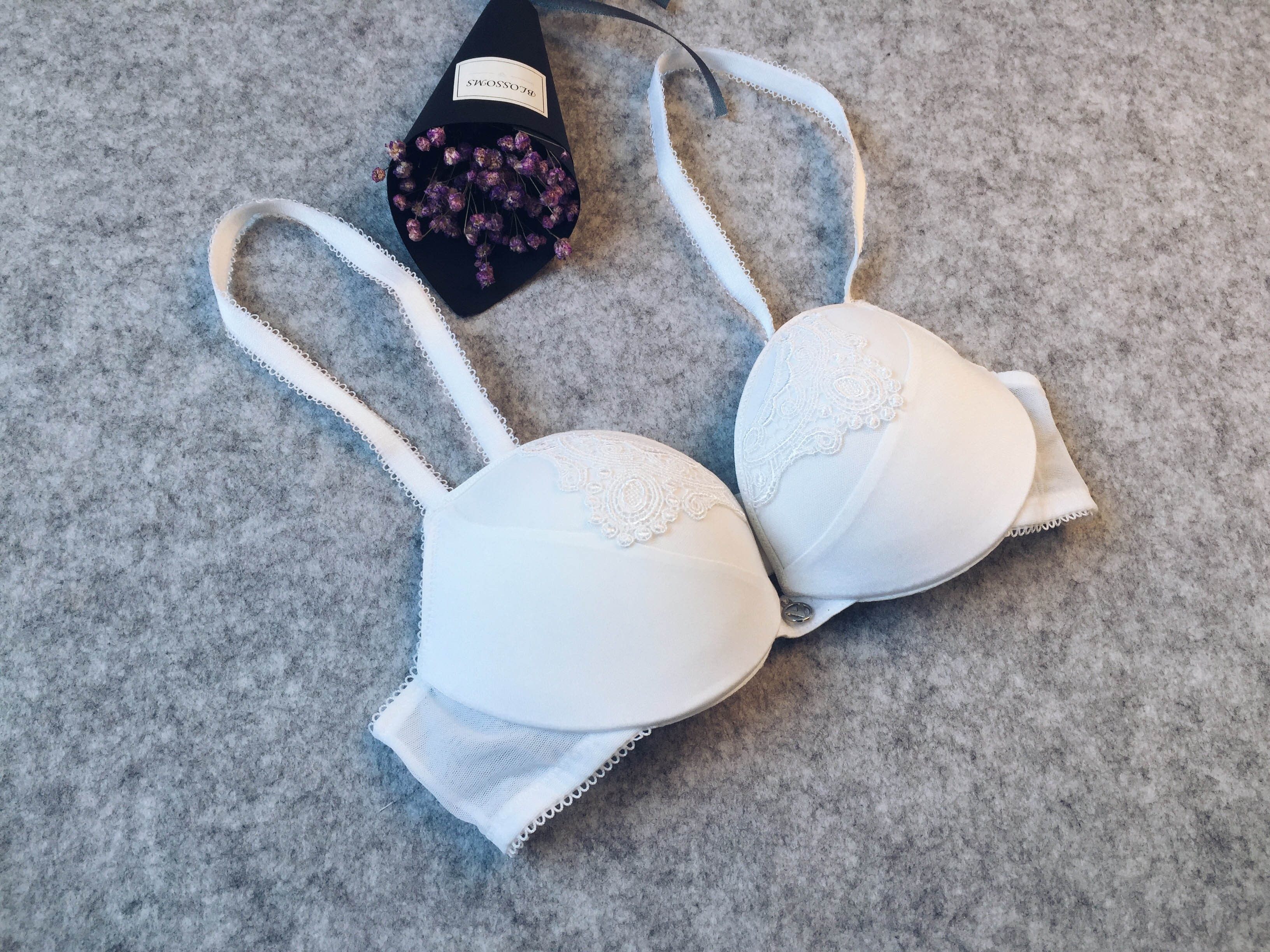 tj14外单纯洁白色简约精致刺绣花女士上薄下厚上托海绵内衣文胸