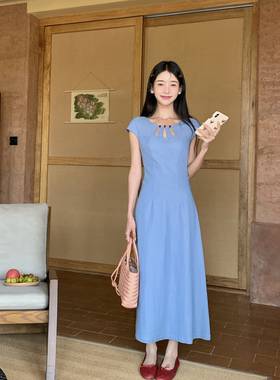 Thecoco 孔雀尾镂空领口后腰绑带收腰蓝色连衣裙女夏显白气质长裙