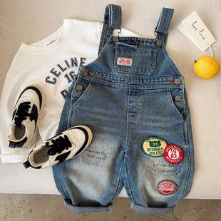 儿童背带裤2026春秋新款男童字母裤子破洞潮宝宝做旧牛仔裤女洋气