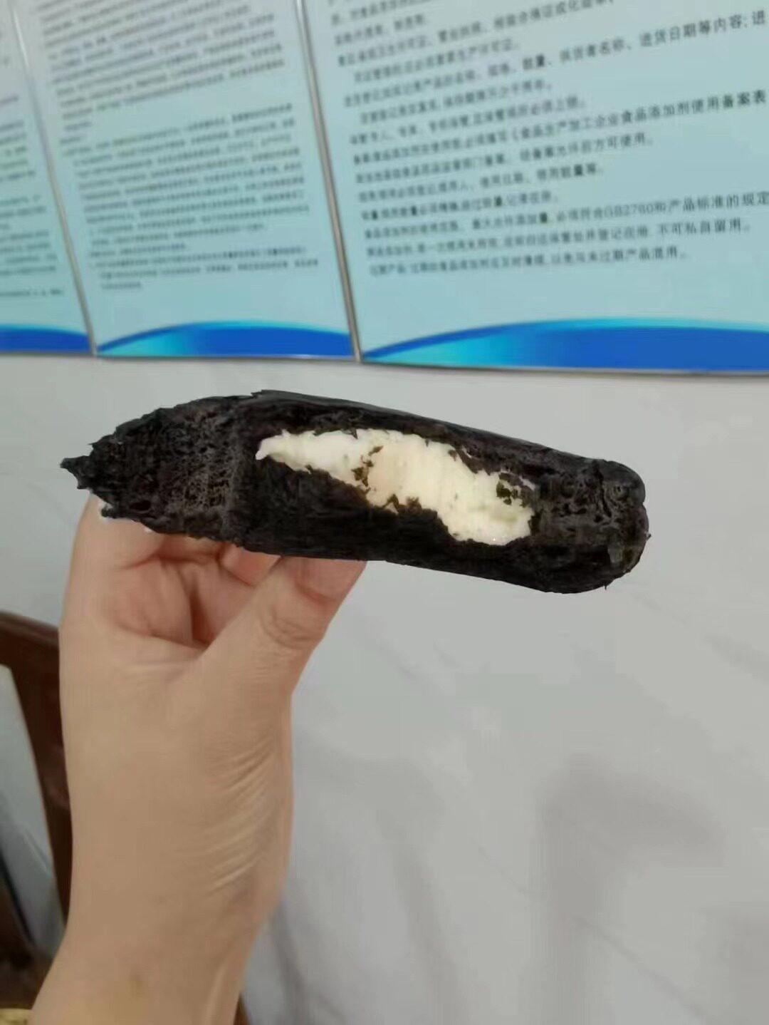 君君新品黑眼豆豆奶酪包 微波炉加热一下下 里面整粒的巧克力豆