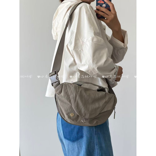 lululemon代购 Curved Crossbody Bag 3L 斜挎单肩磁吸包