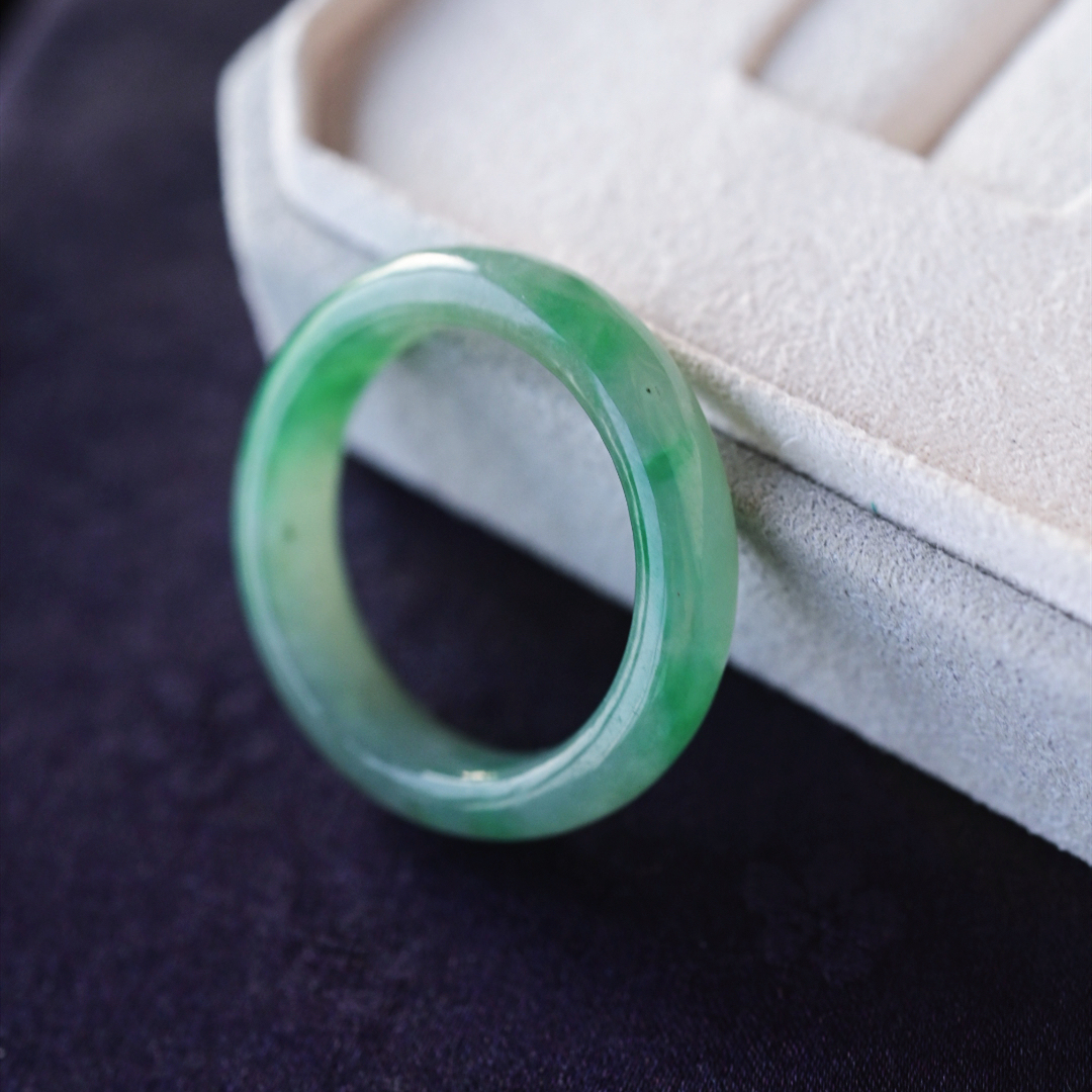 一斤钻戒 天然缅甸A货翡翠戒指 吊坠 冰绿翡翠