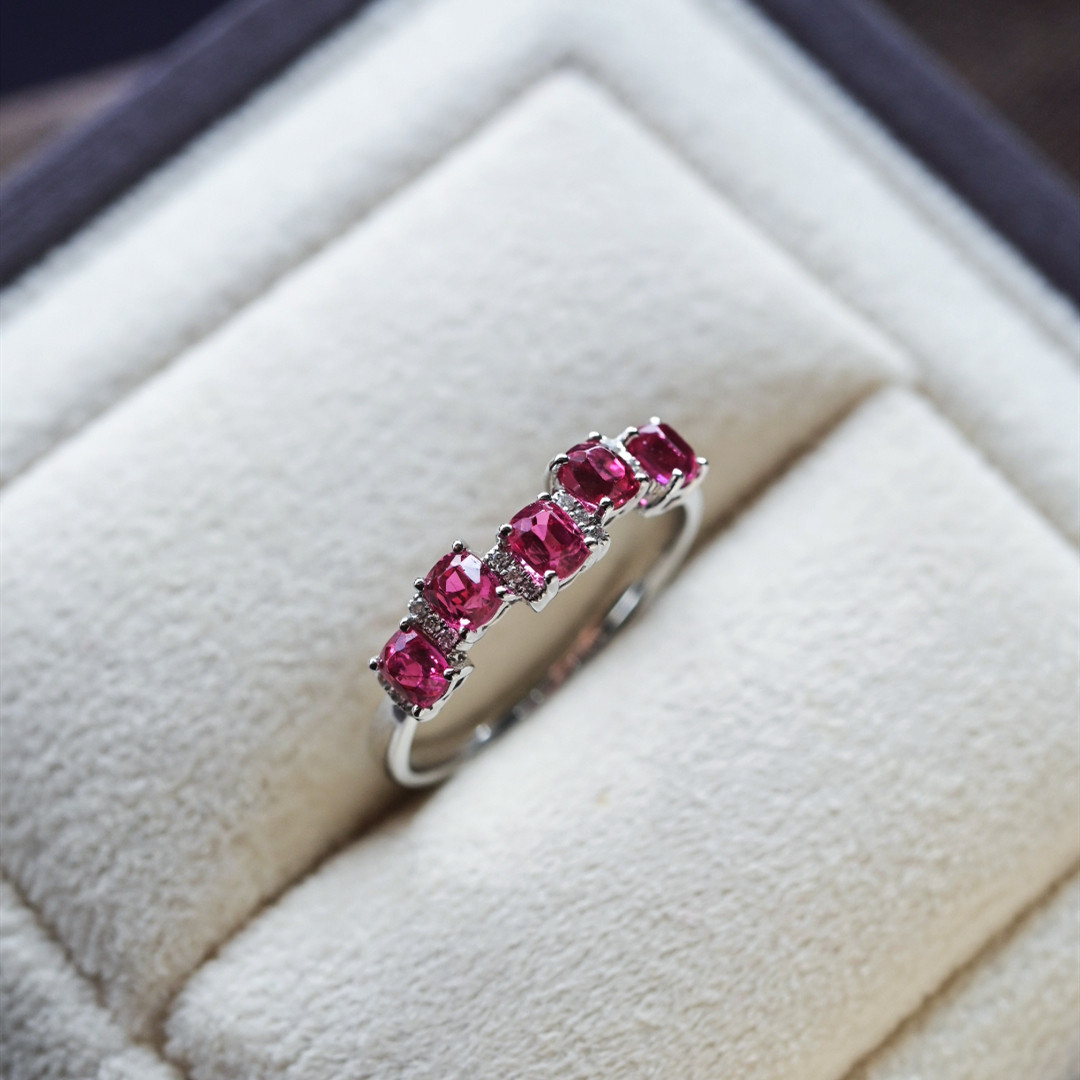 一斤钻戒 天然尖晶石戒指 颜色粉嫩娇艳 18K金钻石镶嵌 精致唯美