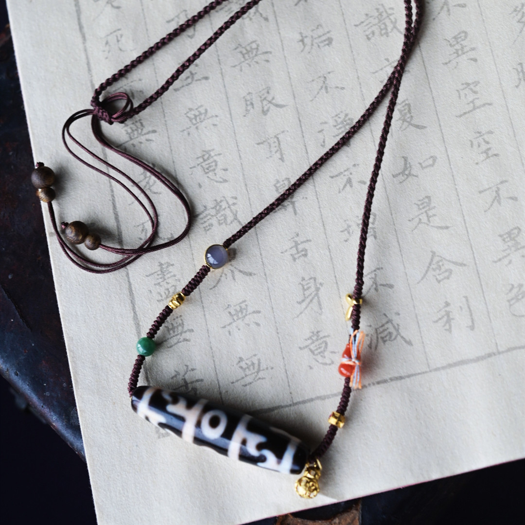 一斤钻戒 一枚三眼天珠吊坠 新中式风格 18K金翡翠 线条流畅自然