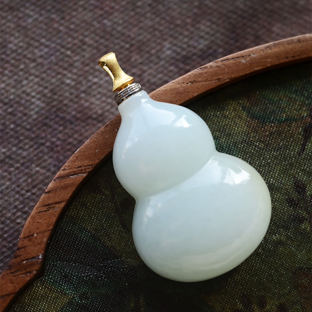 一斤钻戒 天然和田玉糖白葫芦吊坠 玉质綿润肥厚 搭配18K金扣头