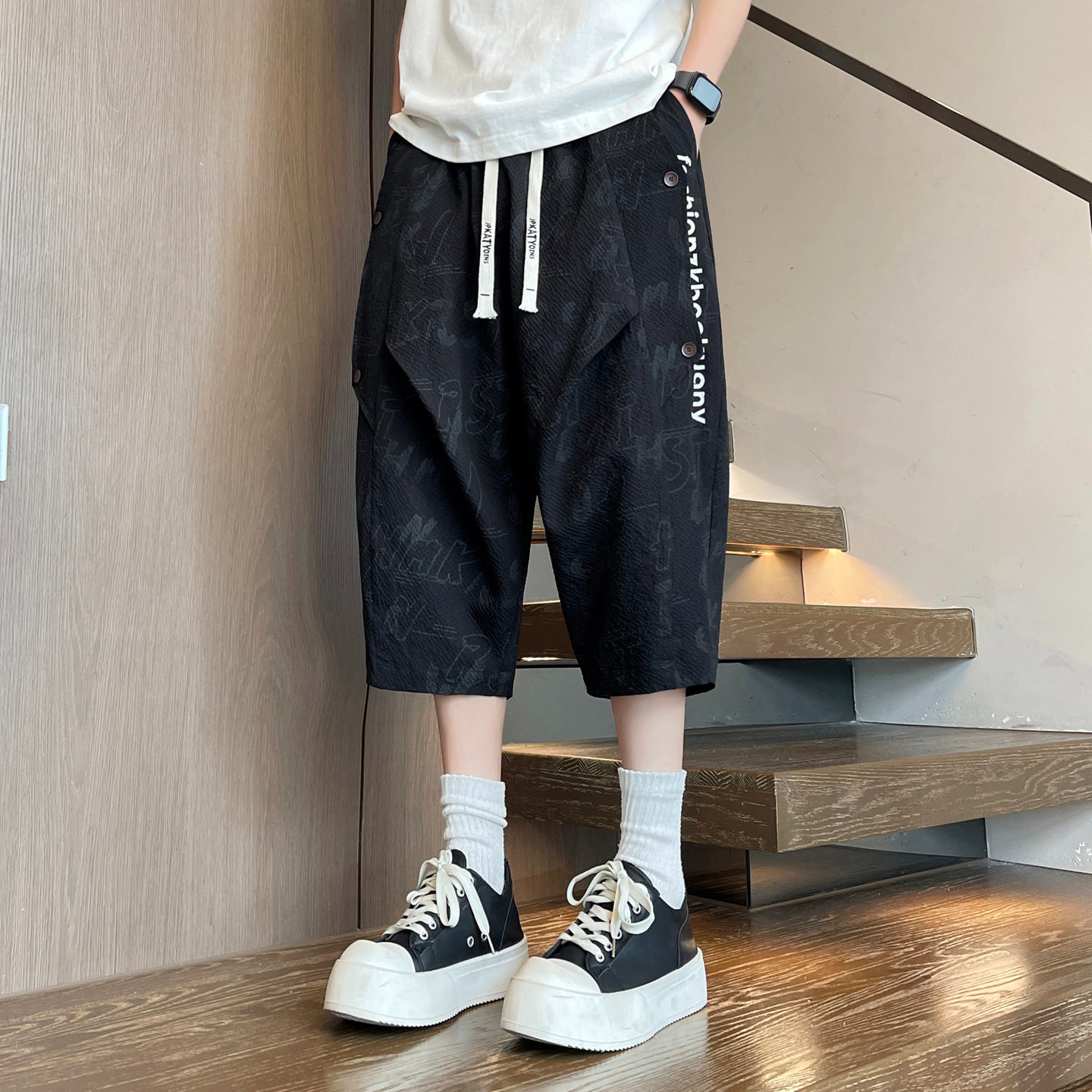 夏季薄款宽松休闲冰丝短裤子男孩图片