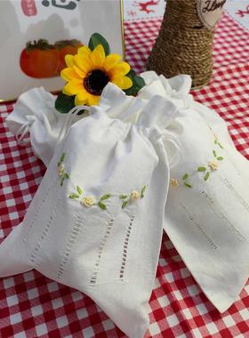 A115 亚麻手绣黄花收纳袋中号20*15