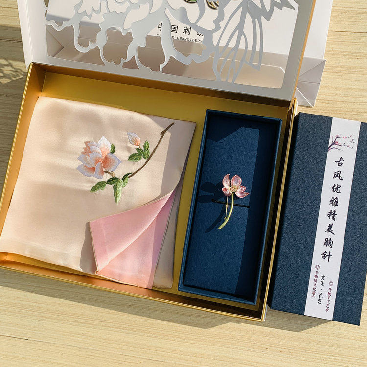 手工绣花真丝两件套胸针超美