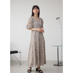 日单品牌azu*夏季甜美v领挖肩设计褶皱肌理感半松紧腰连衣裙32446