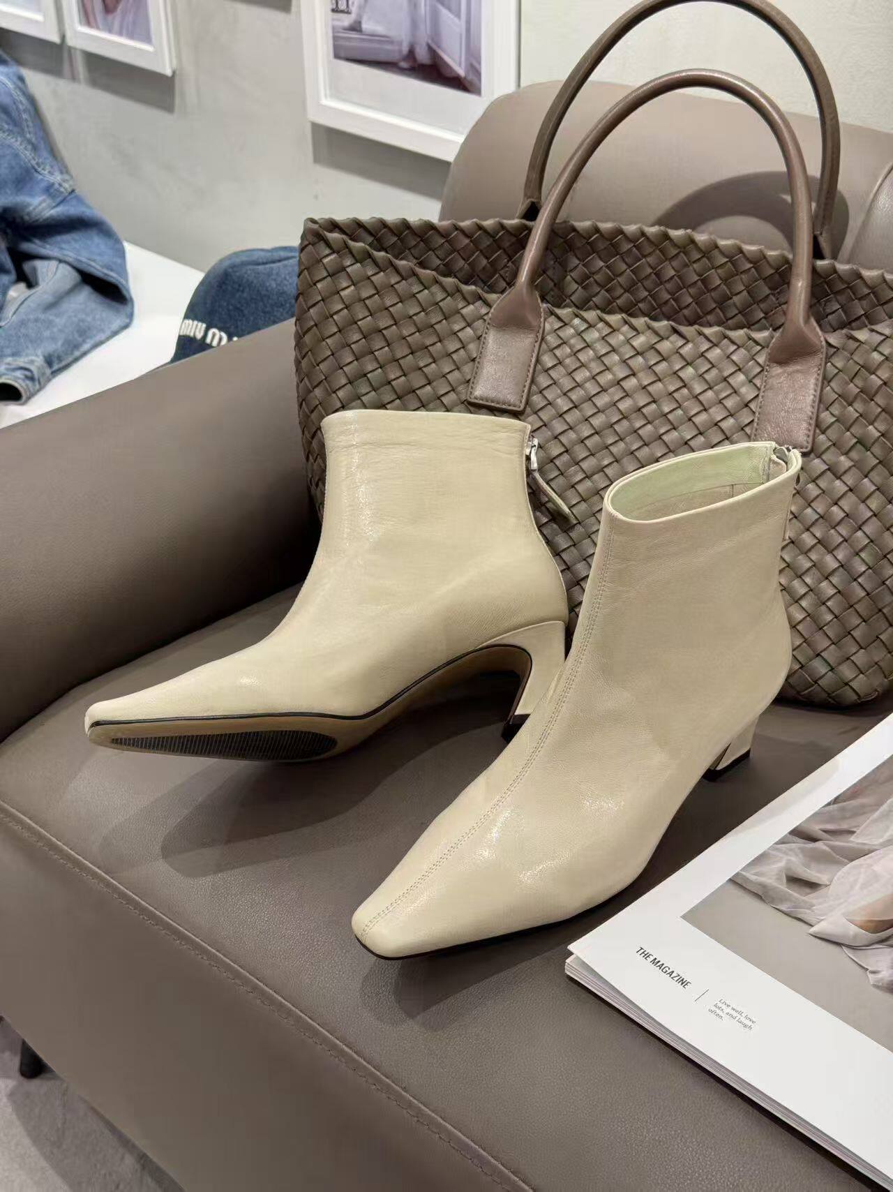 欧洲站靴子2025秋冬新款真皮方头短靴瘦瘦靴粗跟时装靴后拉链裸靴