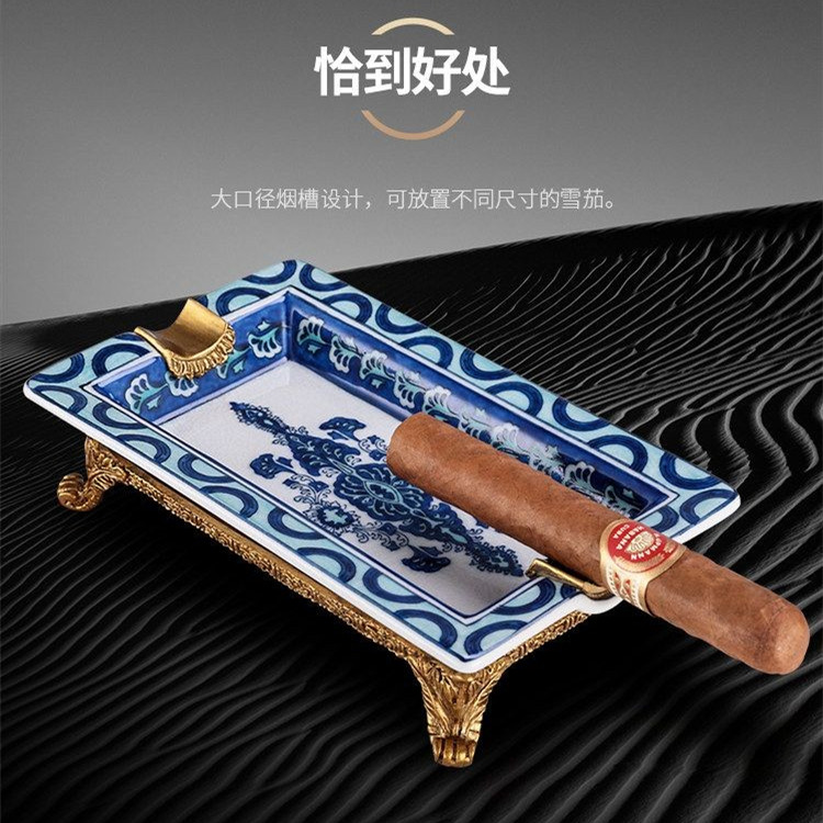 陶瓷烟灰缸欧式复古青花瓷花纹铜质烟槽雕花底座大号客厅装饰摆件