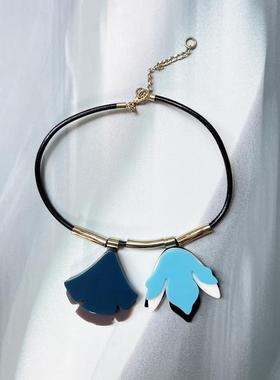 秒杀价39~新款M亚克力枫叶型撞色项链细皮绳时装项链 毛衣链