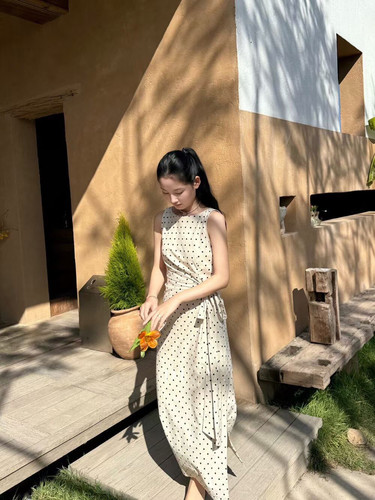 法式复古气质波点连衣裙女2026年夏季新款收腰显瘦无袖背心连衣裙