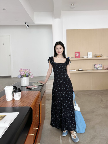 法式复古碎花甜美度假风连衣裙女夏季收腰显瘦方领小心机设计长裙