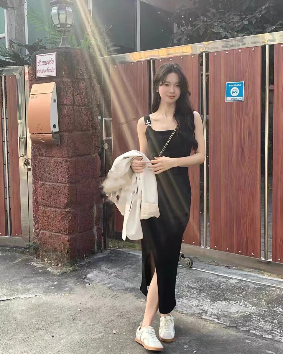 小众设计修身显瘦吊带连衣裙新款下摆开叉气质性感优雅百搭长裙子