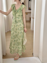 法式绿色小飞袖碎花显瘦连衣裙子女夏季新款海边度假收腰气质长裙