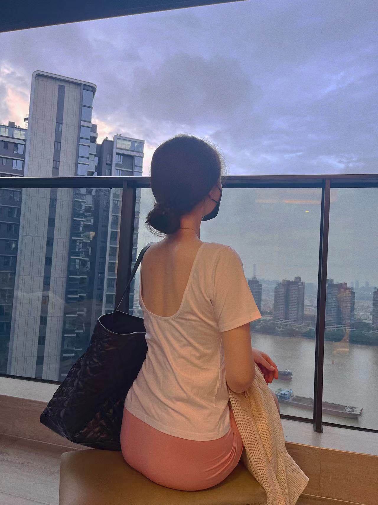 闽媳设计师款2024夏季白色露背性感T恤修身班吞半身裙时尚套装女