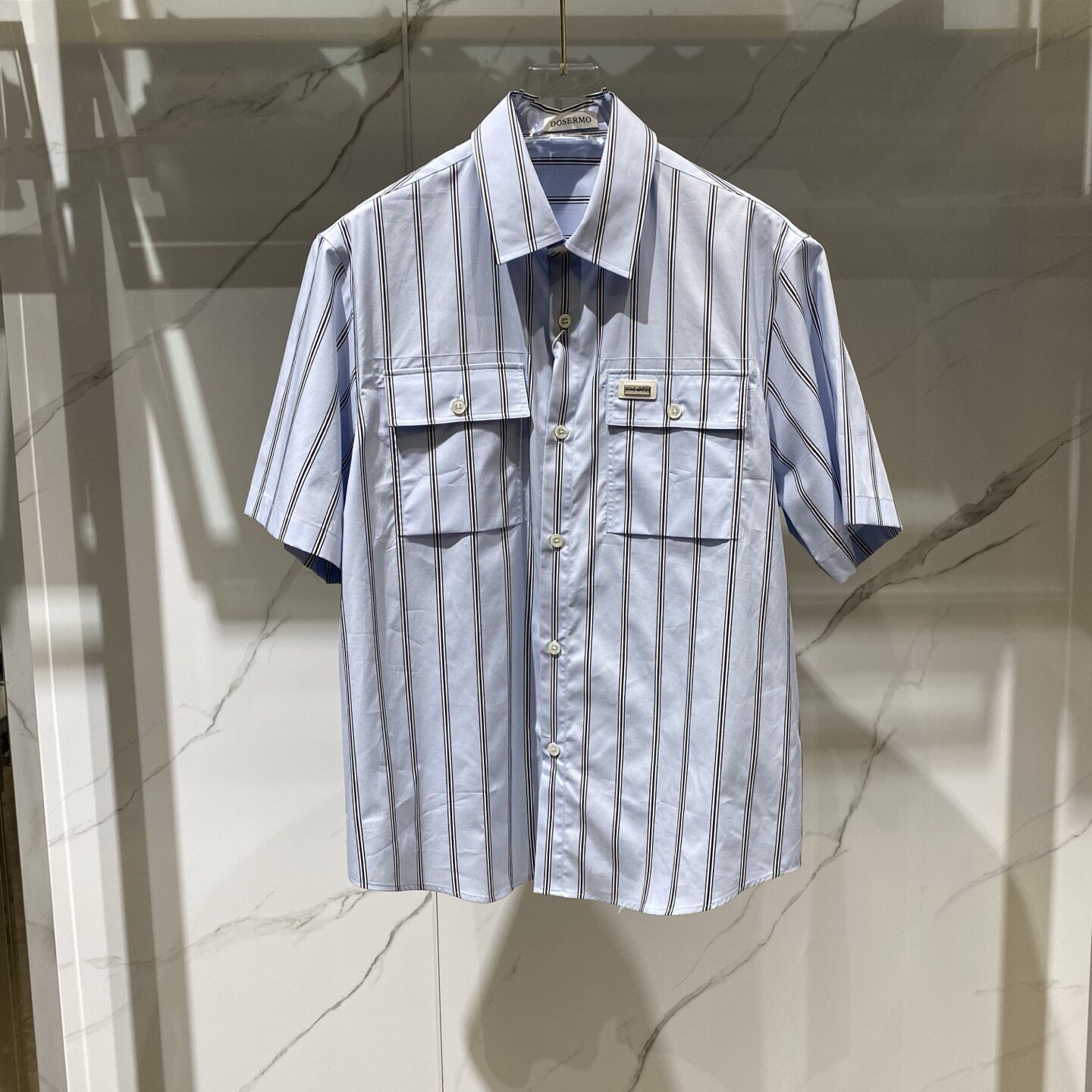 DOSERMO丹西摩 26春夏新款金属logo字母皮标竖条男士短袖衬衫