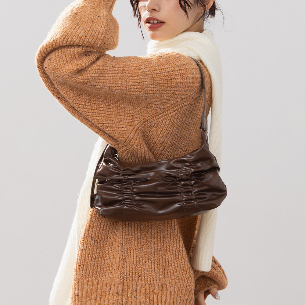 QUEENSHOP 2025秋冬新品女装抓皱蝴蝶结皮革肩背包附背