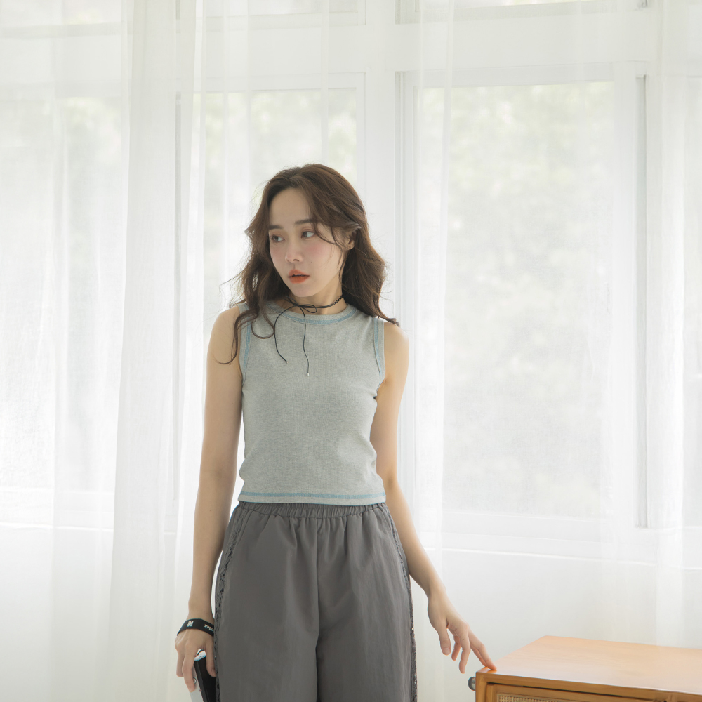 QUEENSHOP 2025春夏新品女装细直纹造型圆领合身背心0