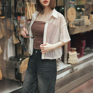 QUEENSHOP 2026春夏新品女装金葱抽皱透肤网格短版衬衫01025724