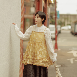 QUEENSHOP 2026春夏新品女装立体下荷叶透肤罩衫背心-黄01099508