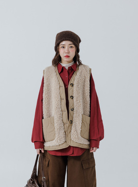 QUEENSHOP 2025秋冬新品女装衍缝铺棉拼接羊羔毛宽版背心02080314