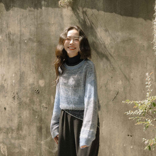 花纱镂空造型短版针织上衣