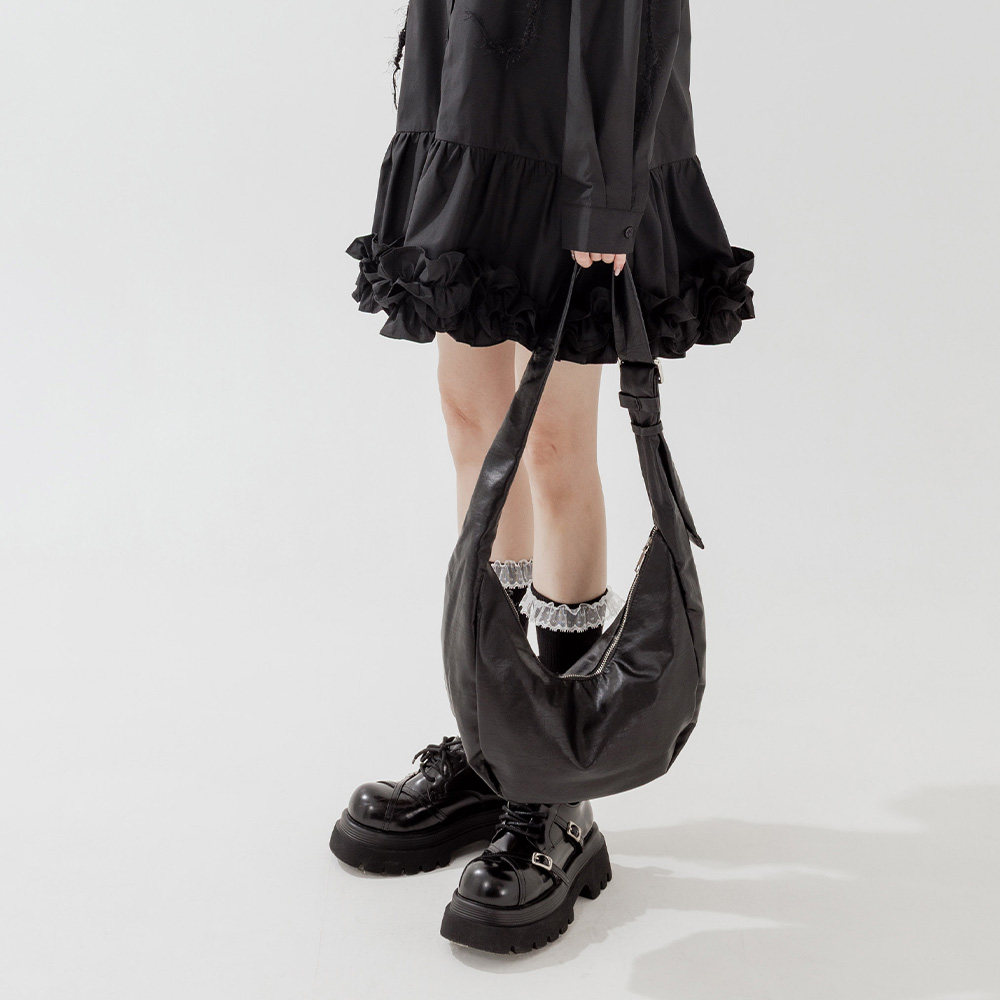 软皮革半月造型侧背手提包