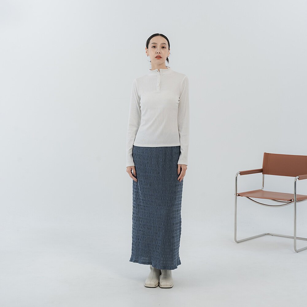 QUEENSHOP 2026秋冬蕾蒂女装半门襟排釦高领合身上衣米白01200091