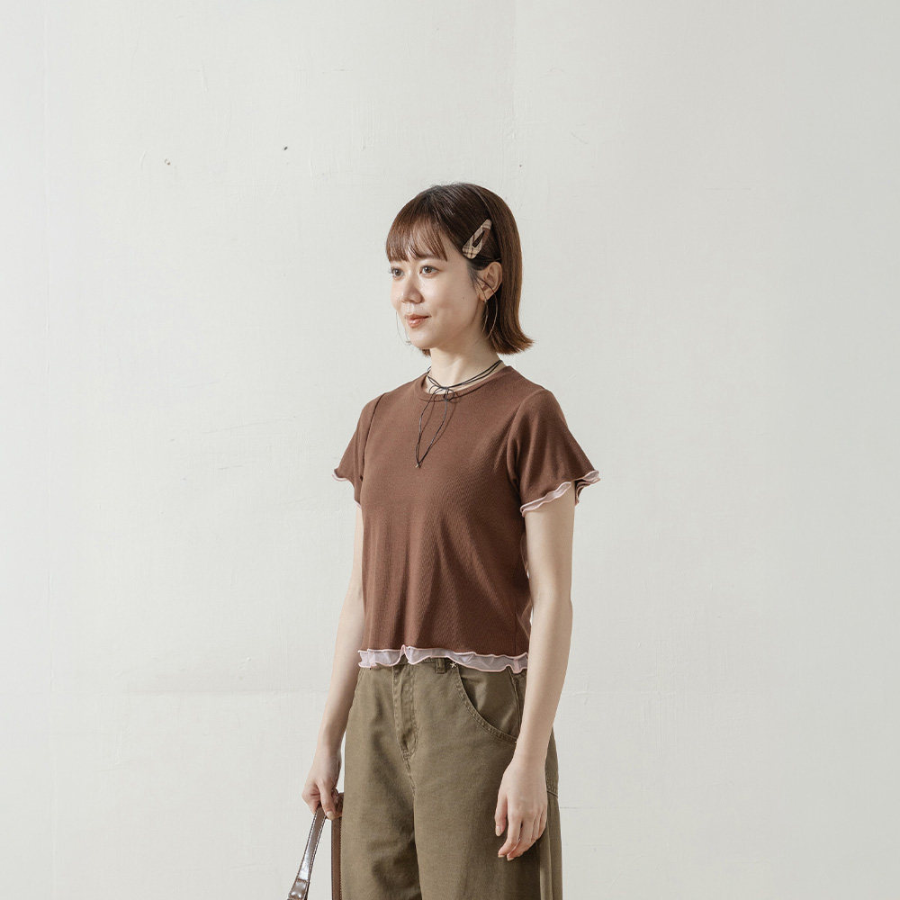 QUEENSHOP 2026春夏新品女装素面木耳边配色网纱剪接上衣01099709
