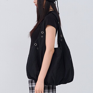 QUEENSHOP 2026春夏新品女装金属钉扣抓皱剪接肩背包06070438