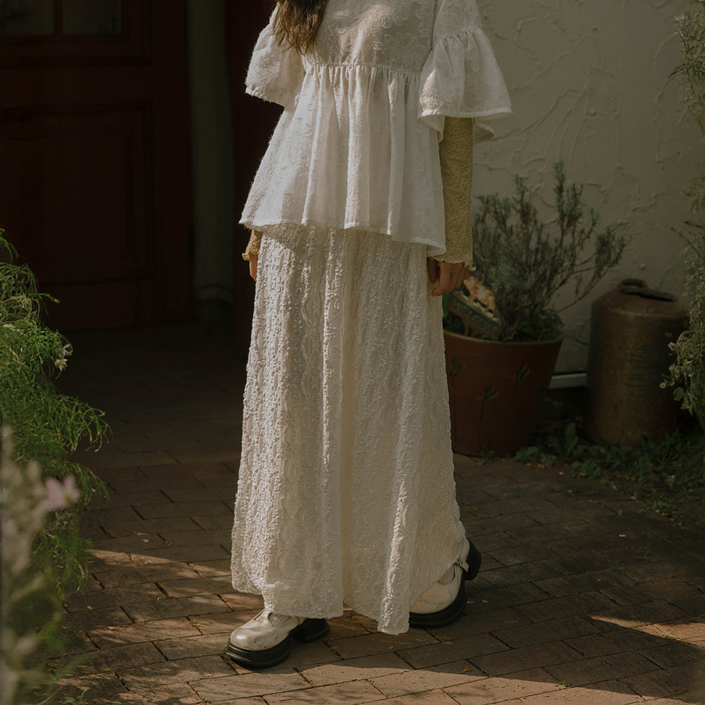 QUEENSHOP 2025秋冬新品女装素色蕾丝缇花造型直筒长裙