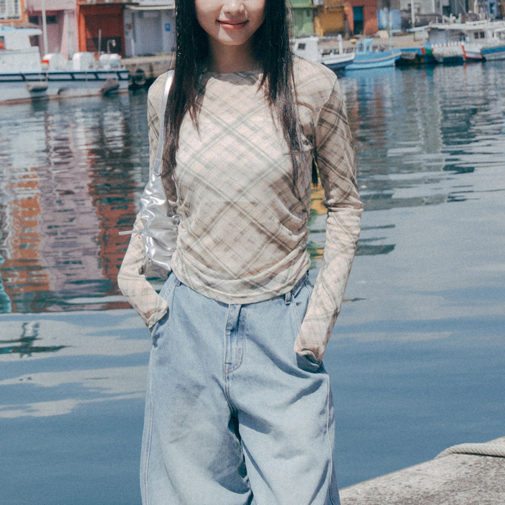 QUEENSHOP 2026秋冬新品女装配色格纹侧抓皱透肤长袖上衣01099961