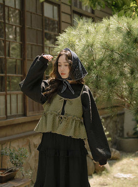 QUEENSHOP 2025秋冬新品女装小花压纹荷叶设计细肩背心01099222