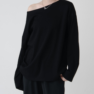 上衣 QUEENSHOP 长袖 蕾蒂斜肩素面宽版 黑01099305 2025秋冬女装