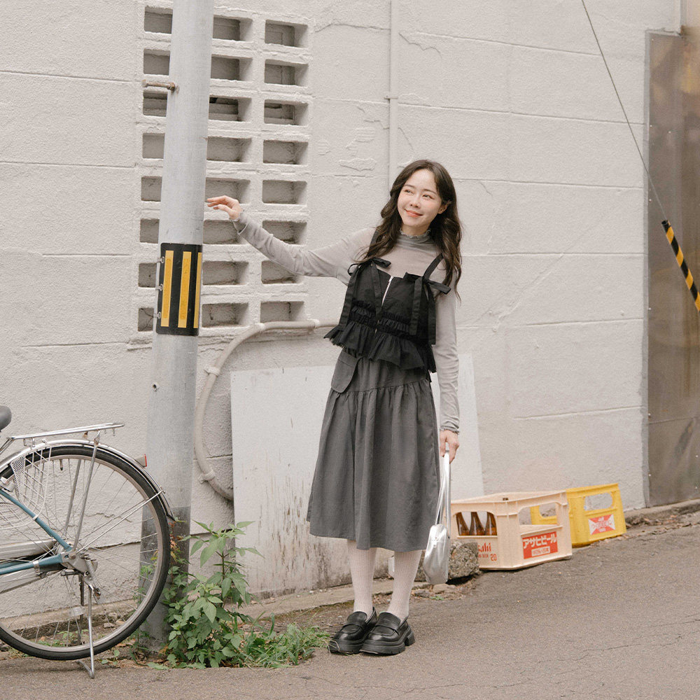 QUEENSHOP 2025秋冬新品女装剪接伞摆附小包设计七分短