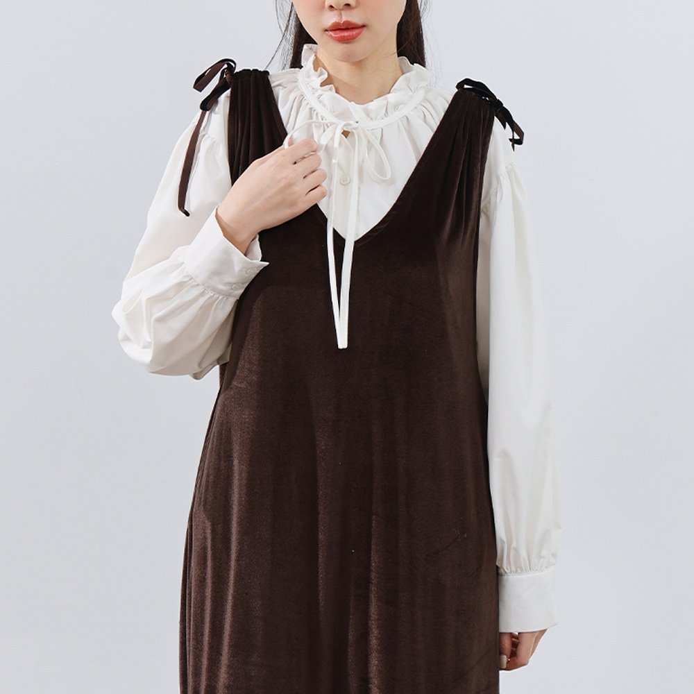 QUEENSHOP 2025秋冬新品女装微光泽绒面V领肩绑带连衣