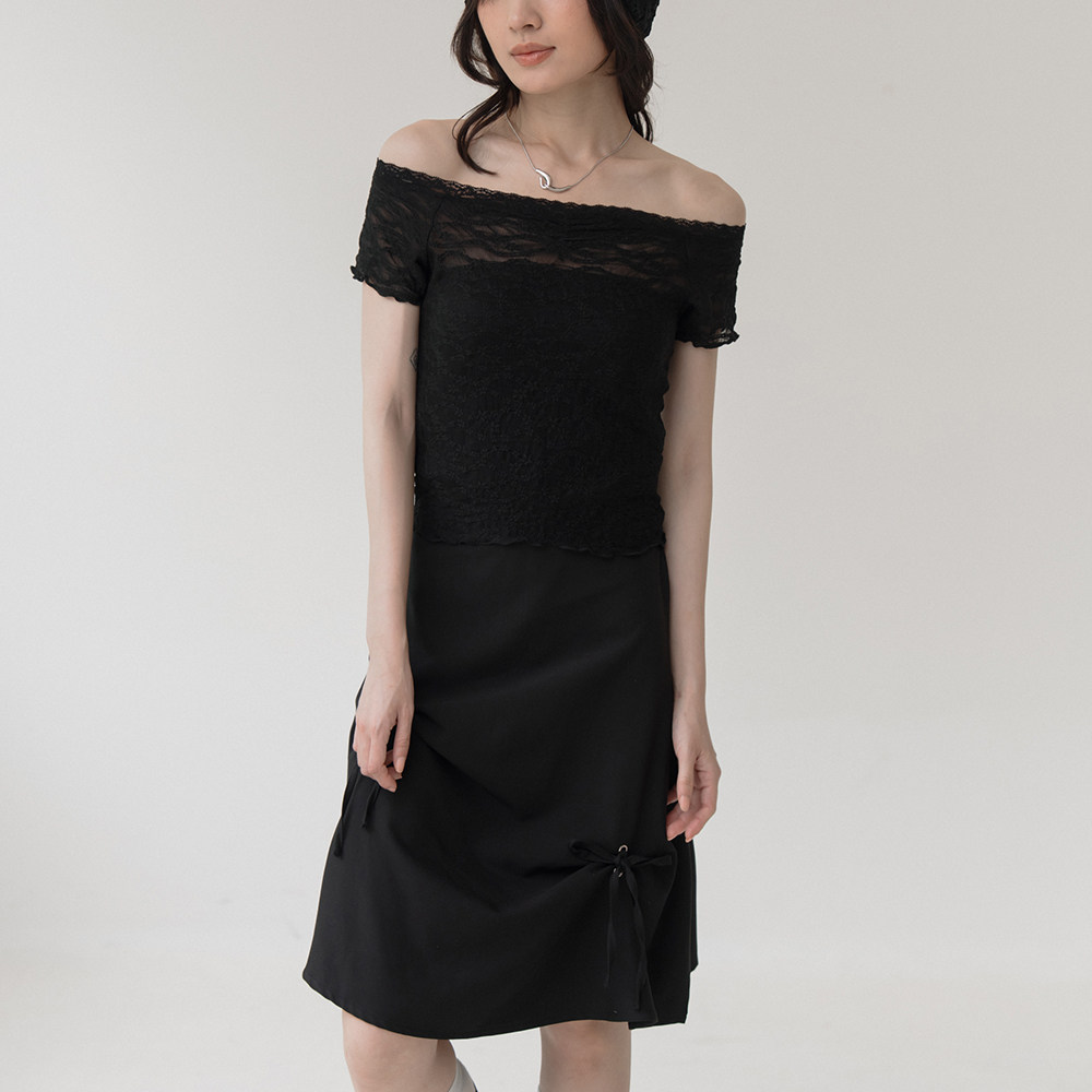QUEENSHOP 2026春夏女装蕾蒂一字领透肤蕾丝合身上衣-黑01099663