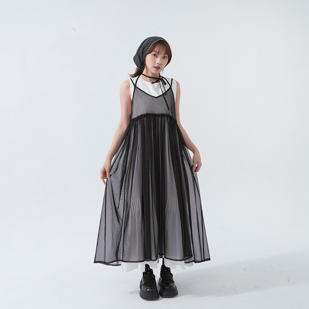 QUEENSHOP 2025秋冬新品女装金葱网纱细肩绑带长罩衫-